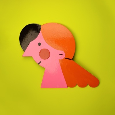 Ilustração estilizada de rosto feminino com formas geométricas coloridas em fundo amarelo