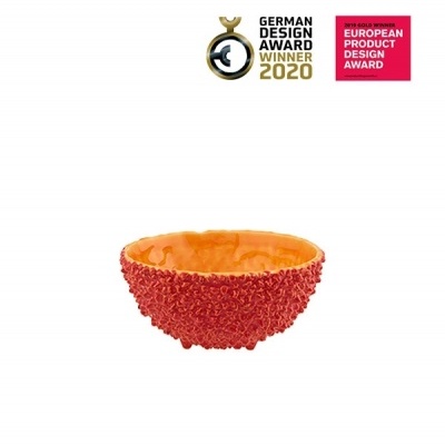 Taça decorativa vermelha com interior âmbar e textura irregular