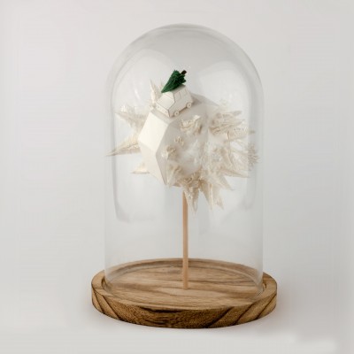 Peça decorativa de vidro com base de madeira e cubo branco suspenso