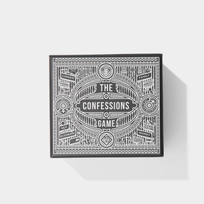 Caixa de jogo 'THE CONFESSIONS GAME' com design preto e branco e texto detalhado.