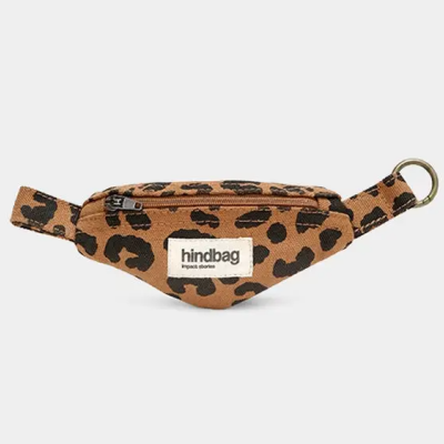 Pochete padrão animal print castanho e preto com fecho e etiqueta visível