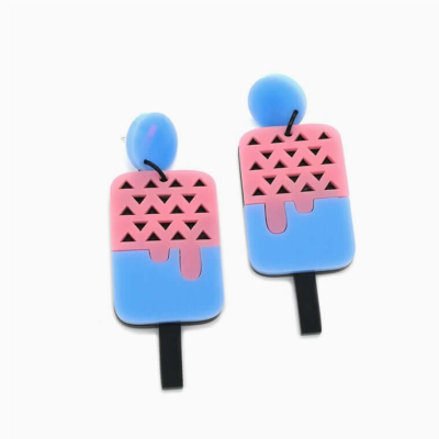 Brincos de gelado rosa e azul com padrão triangular e base circular azul