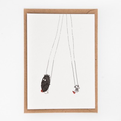 Cartão branco com ilustração minimalista a tinta de dois personagens em balanço