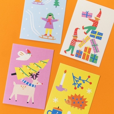 Quatro postais de Natal coloridos com ilustrações de crianças, animais e decorações sobre fundo laranja.