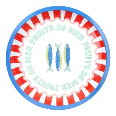 Prato redondo com borda azul, riscas vermelhas e brancas, três peixes azuis e texto FRUITS DE MER.