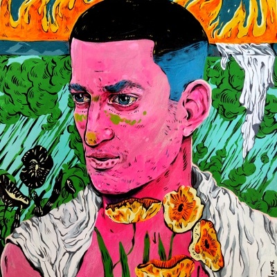 Pintura colorida de homem com pele rosa, flores no peito, fundo de árvores, fogo e lua com rosto.