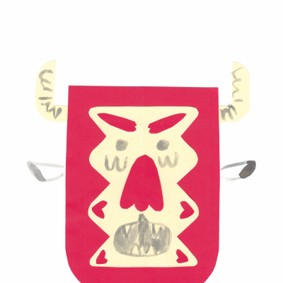 Máscara de papel vermelho e amarelo com desenho abstrato facial em cinza e vermelho.