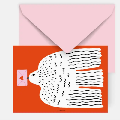 Cartão colorido com ilustração de pomba branca segurando envelope cor-de-rosa com coração em fundo laranja e envelope cor-de-rosa atrás