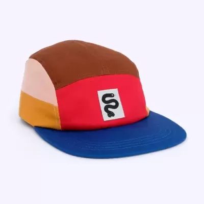 Boné colorido com abas e etiquetas distintas