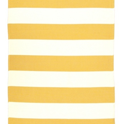 Tecido rectangular com listras amarelas e brancas e franjas nas extremidades