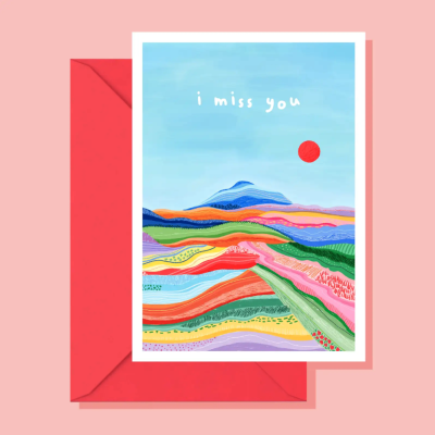 Cartão colorido com arte de paisagem e texto i miss you e envelope vermelho