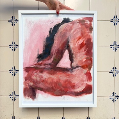 Pintura em quadro branco de corpo humano em tons vermelhos e rosa com fundo de azulejos brancos e azuis.