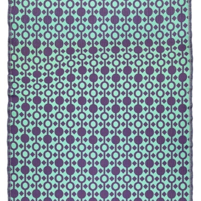 Toalha ou manta com padrão geométrico azul claro e roxo com franjas brancas