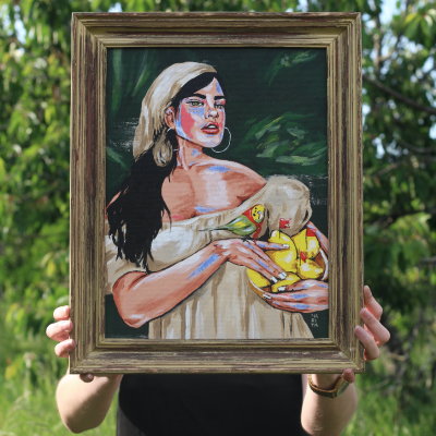 Retrato pintado de mulher com lenço branco e vestido branco segurando boneco amarelo em moldura castanha