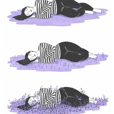 Mulher a dormir de lado sobre manchas roxas que evoluem para plantas