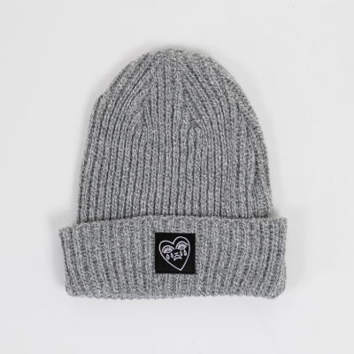 Gorro cinza de malha com dobra e etiqueta preta com coração e máscaras brancas