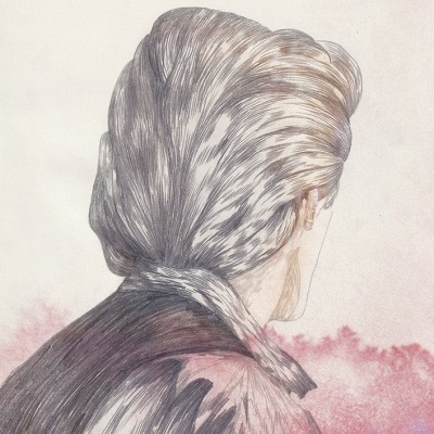 Desenho a lápis de pessoa de costas com cabelo grisalho e roupa escura, fundo claro com tons rosa e roxo.