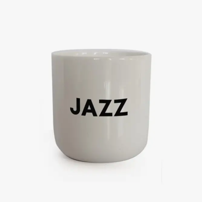 Caneca branca de cerâmica com a palavra JAZZ escrita a preto