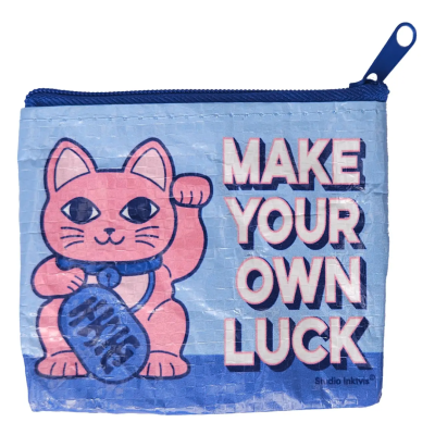 Bolsa pequena azul com fecho zip e desenho de gato da sorte cor-de-rosa com texto