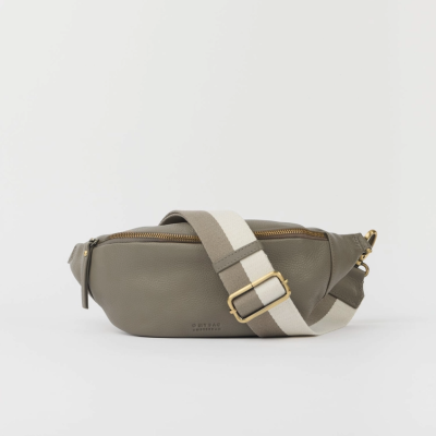 Bolsa tipo pochete cinza em couro com alça branca e bege e fecho dourado.