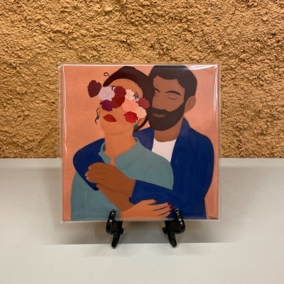 Quadro de casal a abraçar com flores nos olhos da mulher sobre fundo rosa