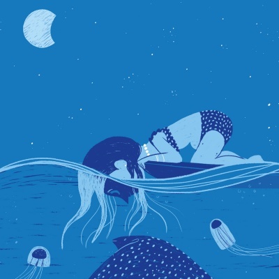 Mulher em roupa de banho azul submersa em água com medusas e uma criatura marinha sob céu noturno estrelado