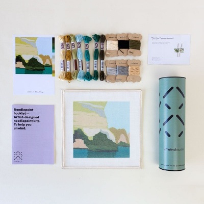 Kit de needlepoint com fios coloridos, base bordada, folheto, cartão, imagens de paisagem e embalagem cilíndrica verde