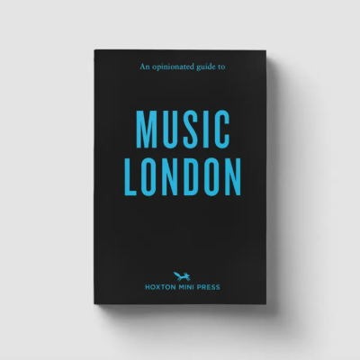 Capa de livro preta com texto azul sobre música em Londres