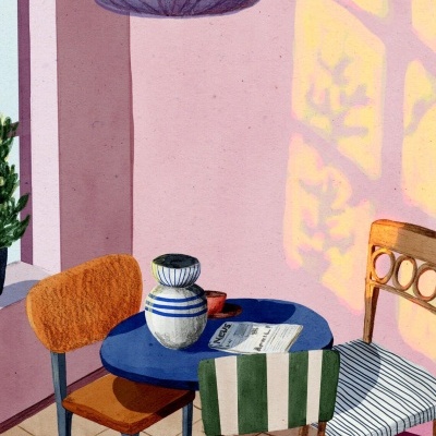 Mesa azul redonda com três cadeiras e jarro decorativo em ambiente interior iluminado