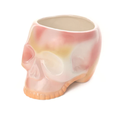 Vaso cerâmico em forma de caveira em tons de rosa, branco e bege