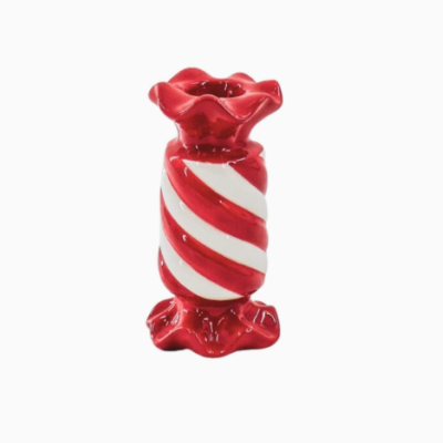 Vela decorativa em forma de doce vermelho e branco com padrão em espiral