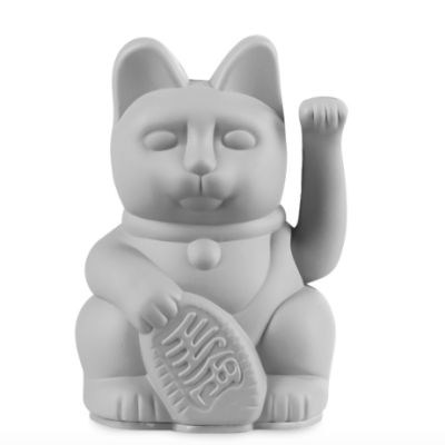 Estátua cinza claro de gato da sorte com a pata direita levantada
