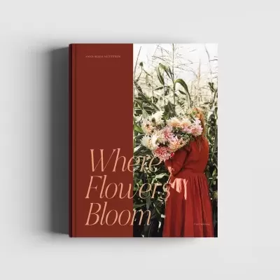Capa de livro 'Where Flowers Bloom' com pessoa de vestido vermelho e flores