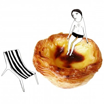 Pastel de nata com figura desenhada sentada ao lado de cadeira de praia