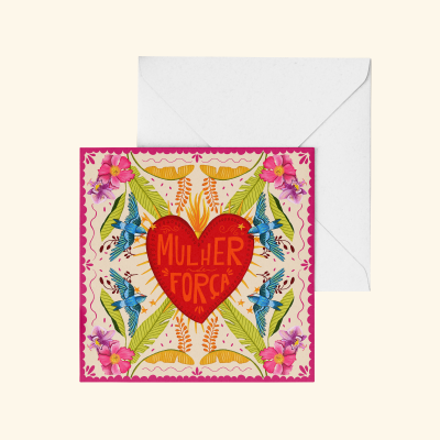 Cartão decorativo com coração vermelho e texto MULHER FORÇA, aves azuis, flores e folhas, com envelope branco