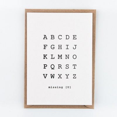 Cartão branco com alfabeto em letras pretas e texto 'missing [U]'