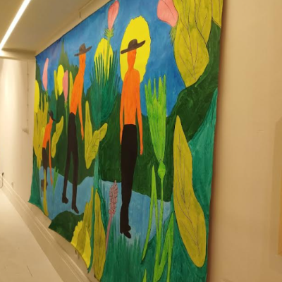 Painel de tecido com pintura colorida de figuras humanas e plantas