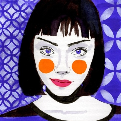 Retrato ilustrado de mulher com cabelo preto e padrão azul ao fundo