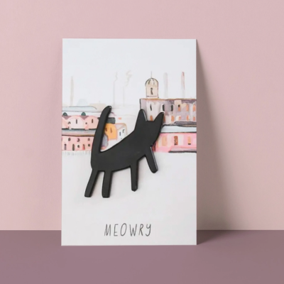 Cartão decorativo com gato preto em relevo e texto MEOWRY