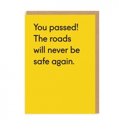 Cartão amarelo com texto 'You passed! The roads will never be safe again.' e envelope castanho