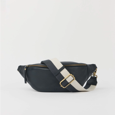 Bolsa tipo pochete em couro preto com alça de tecido preto e branco
