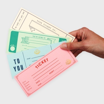 Mão segurando quatro bilhetes coloridos com textos e espaços para preencher.