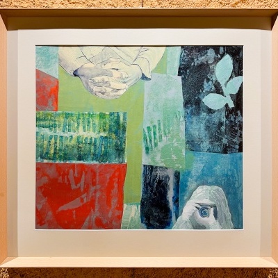 Quadro abstrato colorido com moldura de madeira numa parede castanha