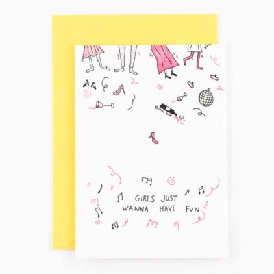 Cartão com ilustrações femininas e texto GIRLS JUST WANNA HAVE FUN, com envelope amarelo