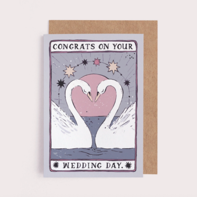 Cartão de casamento com ilustração de cisnes e texto de felicitações