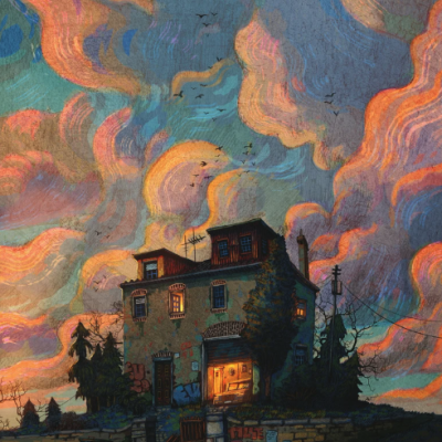 Casa antiga com janelas iluminadas ao entardecer e céu colorido com nuvens e aves