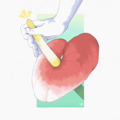 Mão segurando objeto amarelo sobre superfície vermelha texturizada com fundo verde