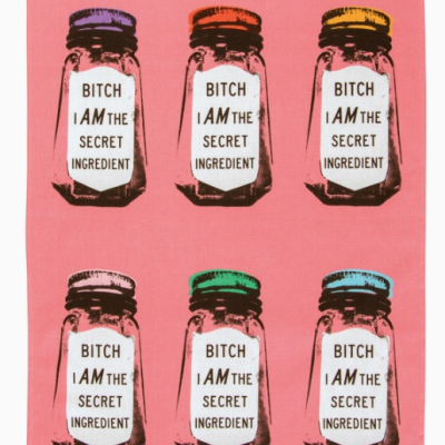 Pano cor-de-rosa com desenhos de seis frascos coloridos e texto em inglês.