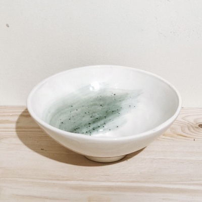 Taça de cerâmica branca com manchas verdes interiores