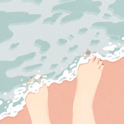 Pés descalços na praia com ondas do mar e areia cor de rosa